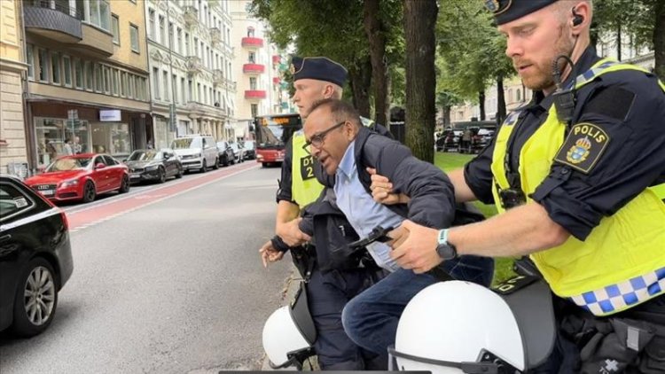 İsveç'te Kur'an-ı Kerim yakılmasına karşı çıkan kişiye polis müdahale etti