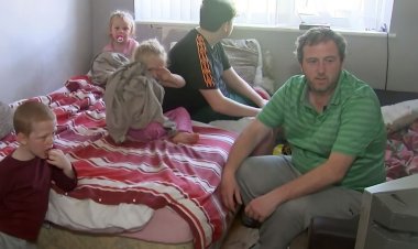 İngiltere'de 1 milyondan fazla çocuk yerde yatıyor veya yatağını paylaşıyor