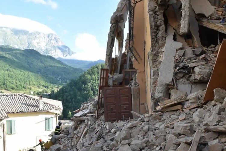 Fas'ta yüzlerce kişinin hayatını kaybettiği deprem sonrası 3 günlük yas ilan edildi