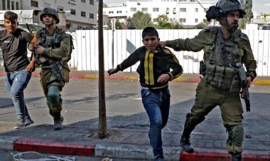 İşgal çetesi, El-Halil'de okullarından dönen 9 çocuğu esir aldı