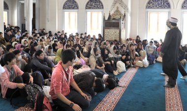 İslamı merak eden Japonlar, Tokyo Camisi’ni ziyaret ediyor