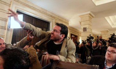 Bush'a ayakkabı fırlatan Iraklı gazeteci, aynı eylemi Biden'a yapana hediye vereceğini yazdı