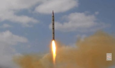 Yemen'deki Ensarullah işgal rejimine fırlattığı füzeleri paylaştı