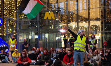 Hollanda'da tren istasyonlarında Filistin'e destek için oturma eylemleri yapıldı