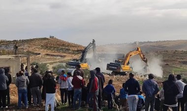 İşgalci teröristler el-Halil'de 3 evi yıkarak 30 kişiyi daha yerinden etti