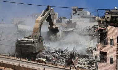 İşgalci siyonistler Kudüs'te bir binayı yıkarak 4 aileyi evsiz bıraktı