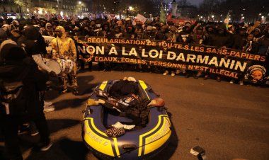 Fransa'da tartışmalı göç yasa tasarısına karşı gösteri düzenlendi