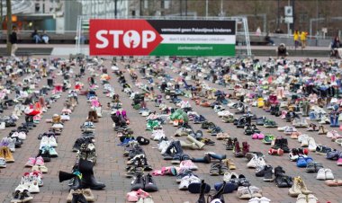 Roterdam'da, İşgalci İsrail'in katlettiği Filistinli çocuklar için 8 bin çift ayakkabı bırakıldı