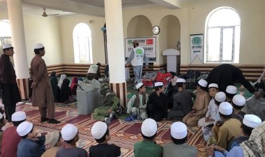 Umut Kervanı'ndan Afganistan'da kışlık giyim yardımı