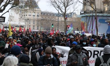 Fransa'da tartışmalı göç tasarısına karşı çıkanlar sokağa indi