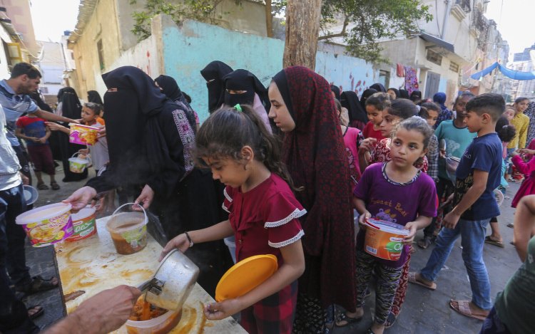 EMHRN: Gazze sakinlerinin yüzde 64’ü ot ve son kullanma tarihi geçmiş yiyecekler yiyor