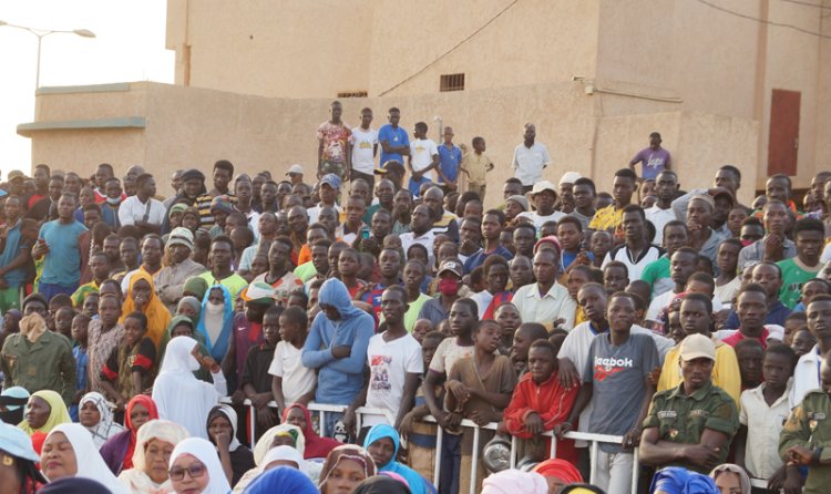 Fransız askerleri ülkeden ayrıldı Nijerliler kutlama yaptı