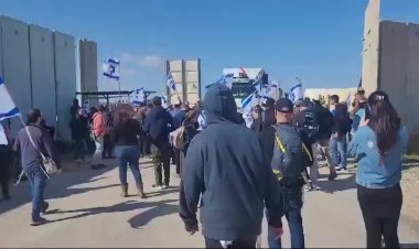 Siyonist İsrailliler, açlığın pençesindeki Gazze'ye insani yardım taşıyan tırları engellemek için protesto düzenledi