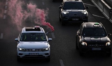 Fransa'da sosyal güvenlik yasasını protesto eden taksiciler eylem yaptı