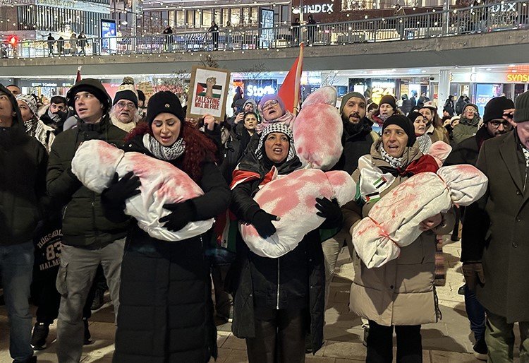 İsveç'te yılbaşı kutlamasını iptal eden yüzlerce kişi Gazze'ye destek gösterisi düzenledi