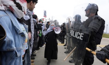 Amerikalı Müslümanlar Siyonist rejimi desteklediği için Biden’ı protesto etti