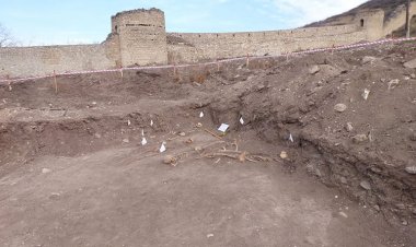 Karabağ'da Hocalı Katliamı kurbanlarına ait olduğu tahmin edilen toplu mezar bulundu