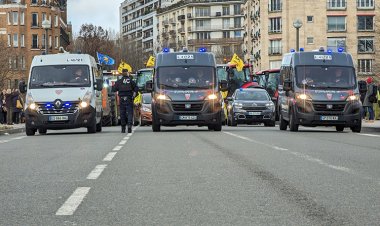 Fransa'da çiftçiler, traktörleriyle Paris'e ulaşım yollarında trafiği engelledi