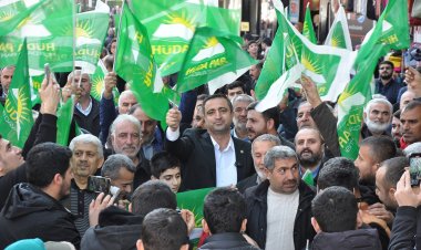 HÜDA PAR'ın Batman'daki seçim lokali miting havasında açıldı