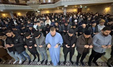 Hollanda'da yüzlerce genç sabah namazında buluşarak Filistin için dua etti