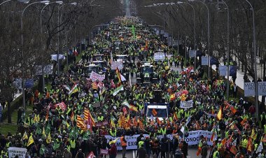 İspanyol çiftçiler 3. haftasına giren eylemlerinde Avrupa Parlamentosu'nu hedef aldı