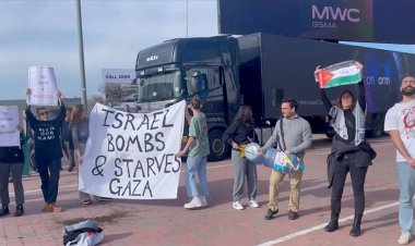 İşgalci İsrail'in Gazze'ye yönelik saldırıları Barselona'daki Mobil Dünya Kongresi'nde protesto edildi