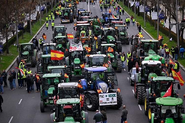 İspanyol çiftçiler yol kapatma eylemine devam ediyor