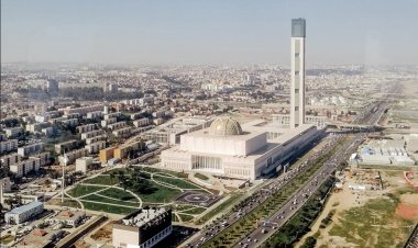 Dünyanın en büyük camilerinden Cezayir Ulu Camii'nde ilk cuma namazı kılındı