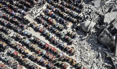 Gazzeliler, ramazan ayı öncesi son cuma namazını siyonistlerin saldırısında yıkılan caminin enkazında kıldı