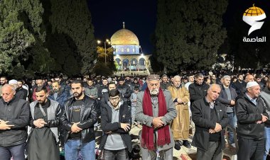 Siyonistlerin kısıtlamalarına rağmen Mescid-i Aksa'da teravih namazı için 35 bin Müslüman saf tuttu