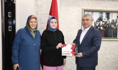 Şiir yarışmasından kazandığı ödülü Filistin’e bağışladı