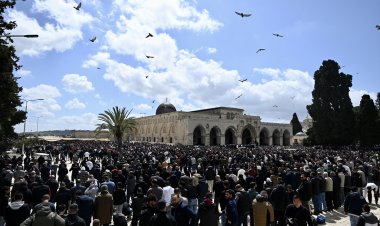 Tüm engellemelere rağmen onbinlerce Filistinli ramazan ayının ikinci cuma namazı için Mescid-i Aksa'ya akın etti