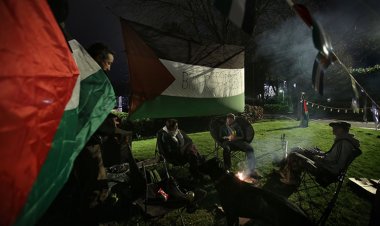 İngiltere'de Filistin destekçisi aktivistler terör rejimine ait silah şirketi önünde çadır kurdu