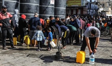 Gazzeliler, bir yudum su içebilmek için uzun saatler kuyrukta bekliyor