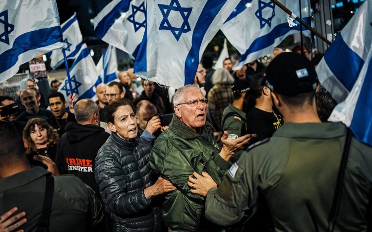 Tel Aviv'de binlerce kişi Netanyahu'nun istifası için sokaklara döküldü