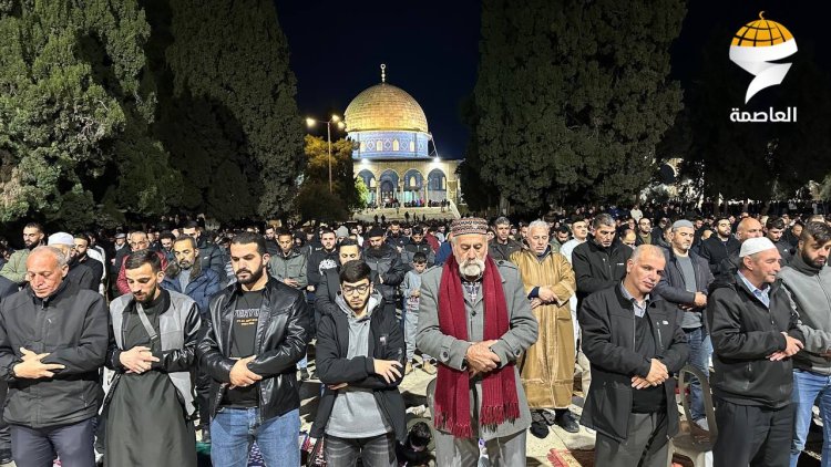 Siyonistlerin kısıtlamalarına rağmen Mescid-i Aksa'da teravih namazı için 35 bin Müslüman saf tuttu