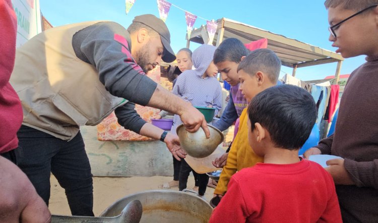 Yetimler Vakfı, Gazze'de her gün iftarlık sıcak yemek dağıtıyor