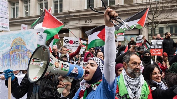İngiltere'de aktivistlerden "İşgalci İsrail'in soykırımını destekleyen hükümete vergi vermeyin" çağrısı