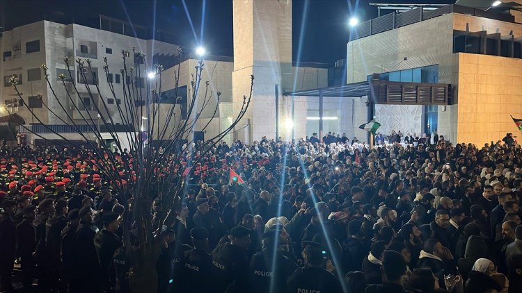 Ürdünlüler, İşgalci İsrail'in Büyükelçiliğinin kapatılması için yürüyüşe geçti