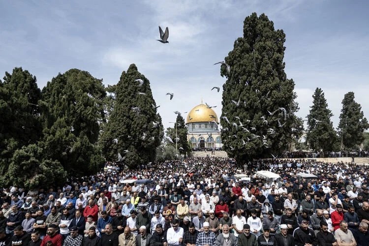 125 bin Filistinli ramazan ayının üçüncü cuma namazını Mescid-i Aksa'da kıldı