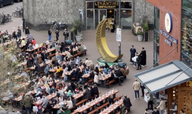 Hollanda’da cami önünde 1500 kişilik sokak iftarı düzenlendi