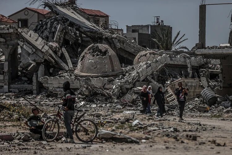 Gazze'deki Han Yunus Belediyesi, imkansızlıklara rağmen işgalin bıraktığı enkazı temizliyor