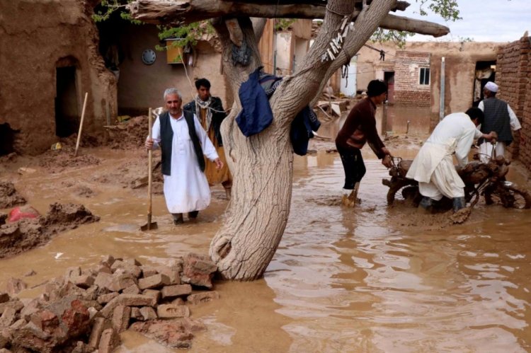 Afganistan'da sel nedeniyle hayatını kaybedenlerin sayısı artıyor