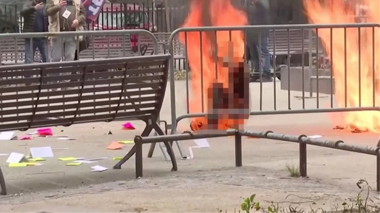 New York'ta Trump'ın duruşmasının yapıldığı mahkemenin önünde bir kişi kendini ateşe verdi