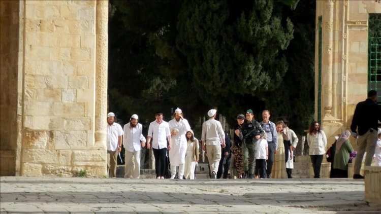 Yüzlerce fanatik işgalci Yahudi Mescid-i Aksa'ya baskın düzenledi