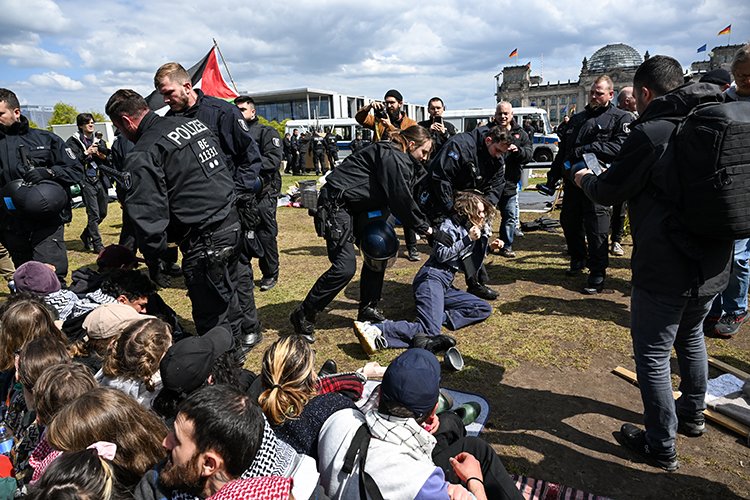 Alman polisi, Berlin'deki Filistin destekçilerinin çadır kampını zorla boşalttı