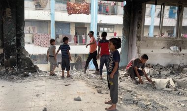 Refah'tan göç etmek zorunda kalan Filistinliler yıkık dökük okullara yerleşiyor