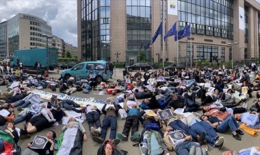 AB çalışanları Refah'ta katledilenler için sembolik cenaze töreni düzenledi