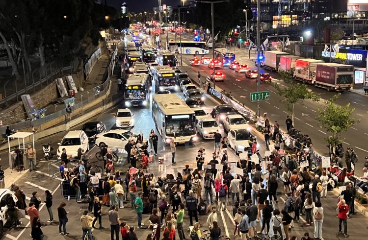 İsrailliler sokaklarda hükümetten ateşkes anlaşmasını imzalamasını talep etti