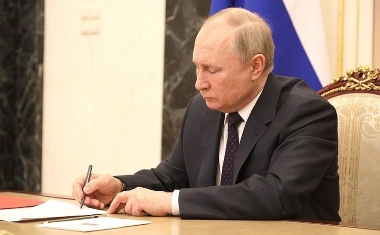 Putin, geleneksel aile değerlerine karşı propagandayı yasaklayan yasayı imzaladı